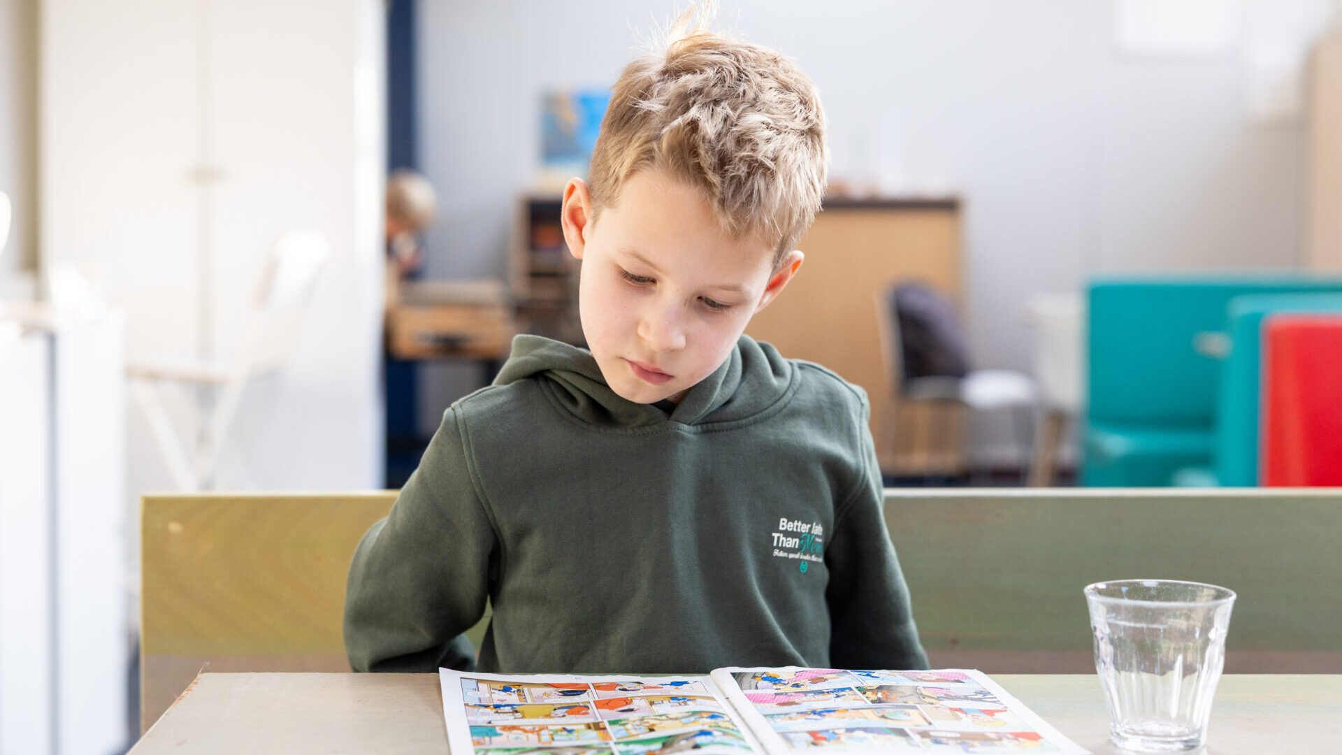 Jongen aan het lezen, rustmoment van de BSO van Kindcentrum Aquamarijn